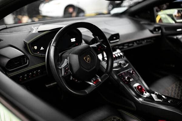 Carro recebendo acabamento premium
